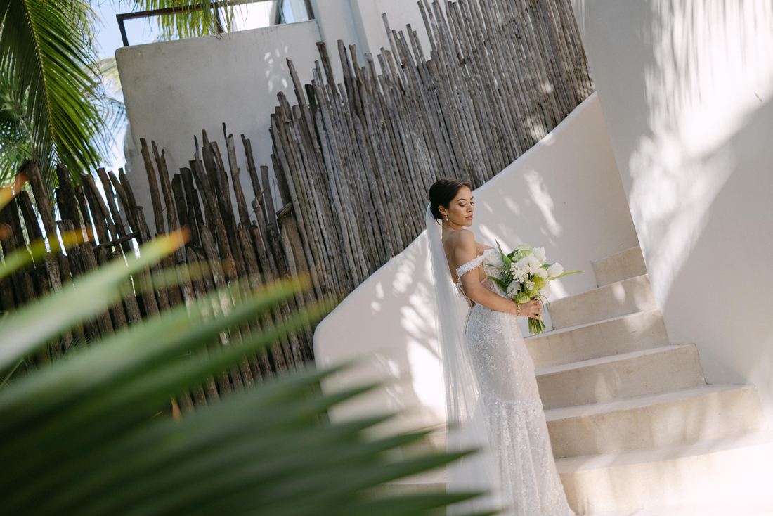 Lilo & Britt · bride on the stairs