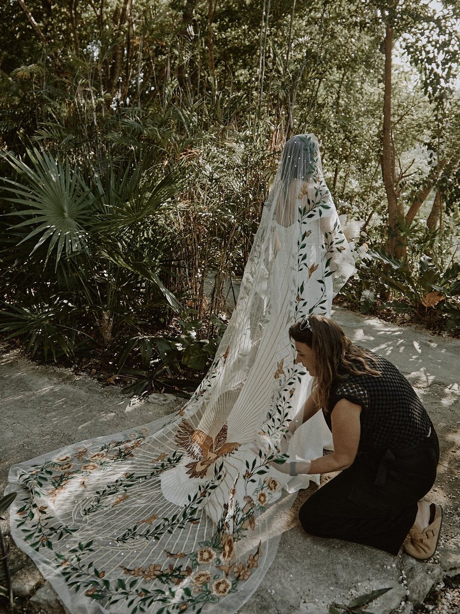 Arranging the bride’s veil — Destination Weddings Tulum team