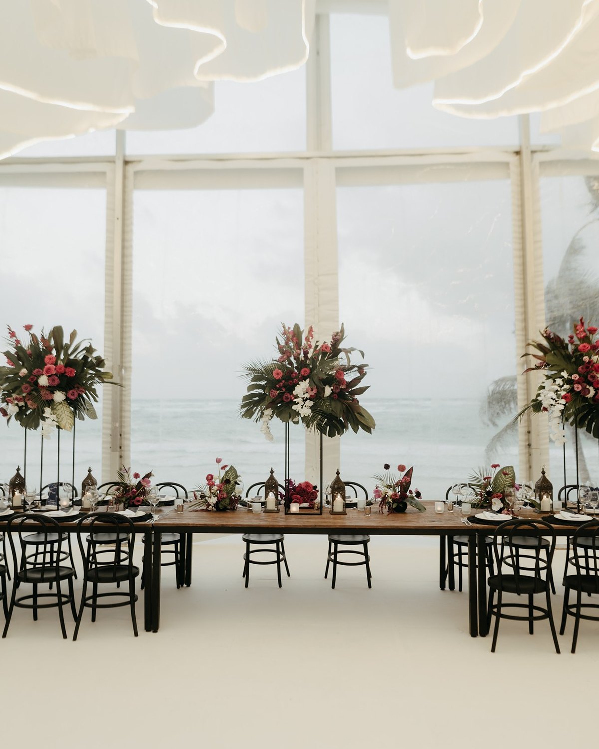 Saasil Kantenah oceanfront tent set for dinner