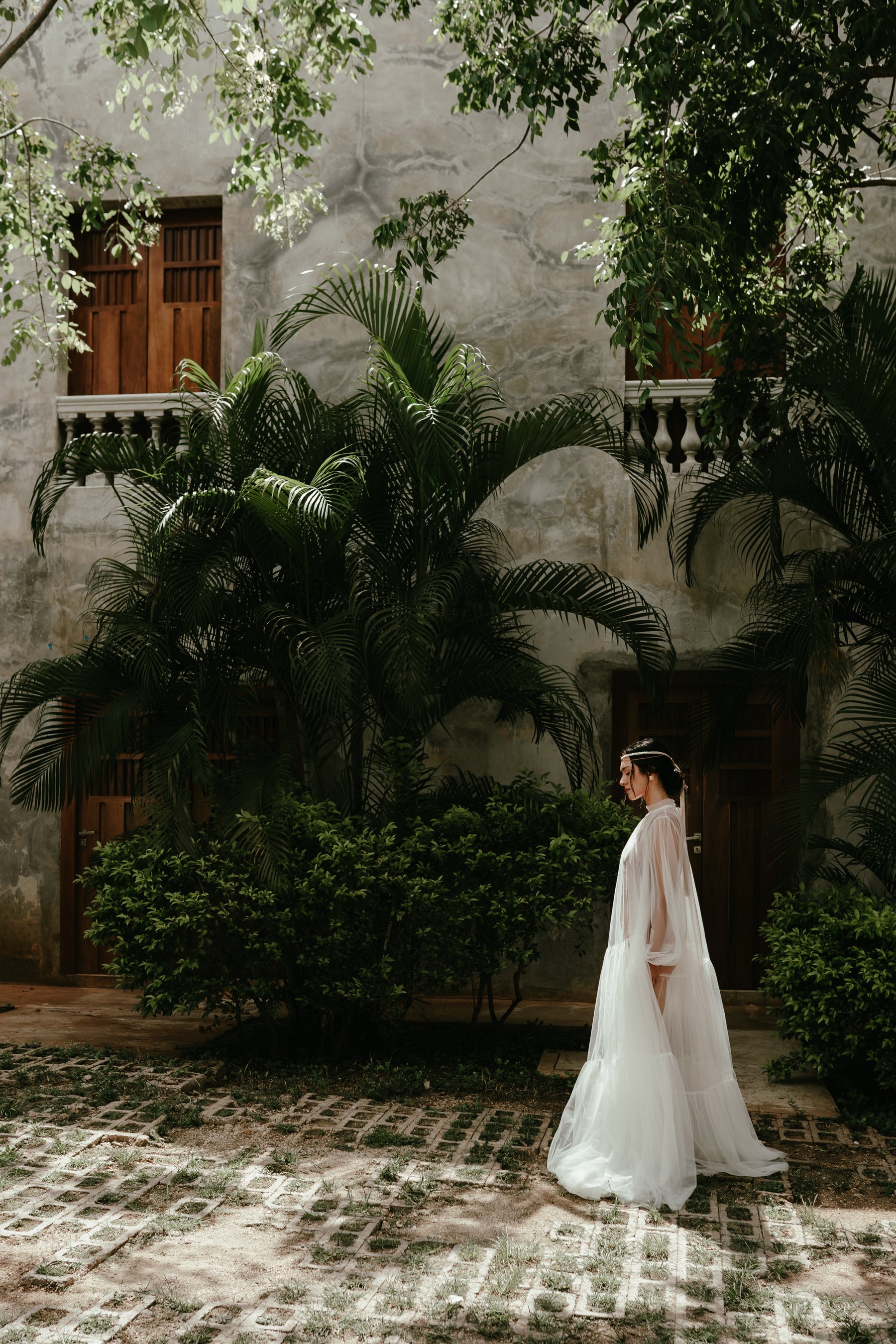 Bride in a colonial hacienda courtyard in Yucatán