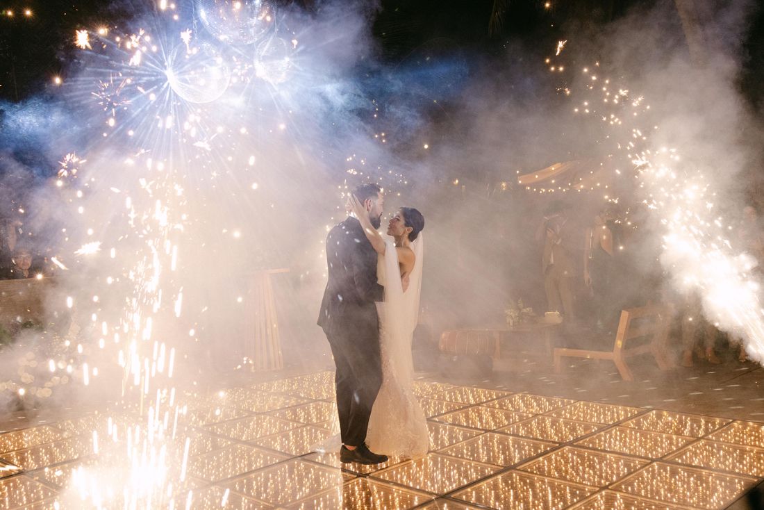 Cold sparklers first dance · Tulum